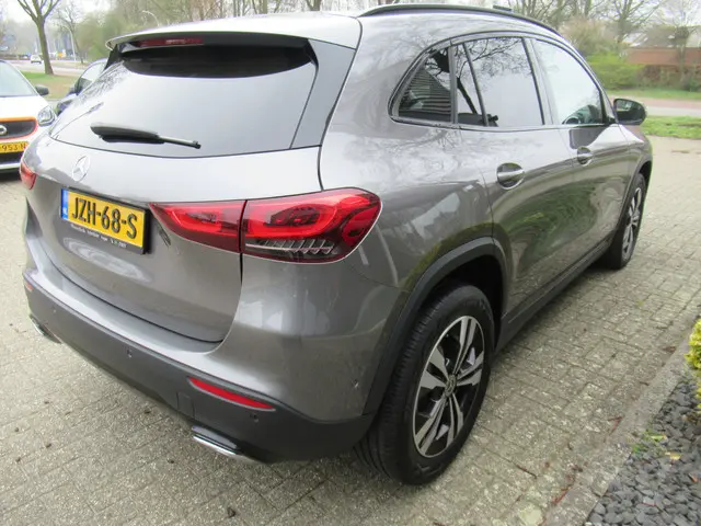 Mercedes-Benz GLA 200 Trekhaak/Panoramadak 2021 Benzine 9