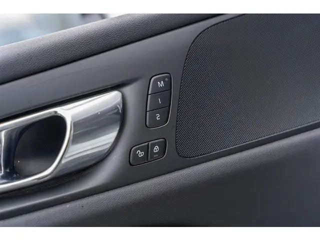 Volvo V60 2.0 B4 R-Design 2020 Benzine 22