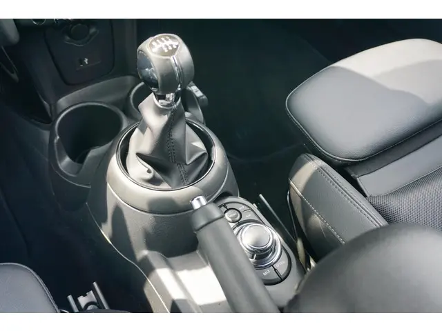 MINI 5-Deurs Cooper Classic 2021 Benzine 16