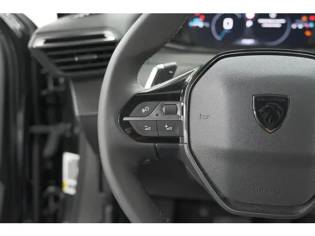 Peugeot 2008 PureTech 130 EAT8 Allure 2024 Benzine 32