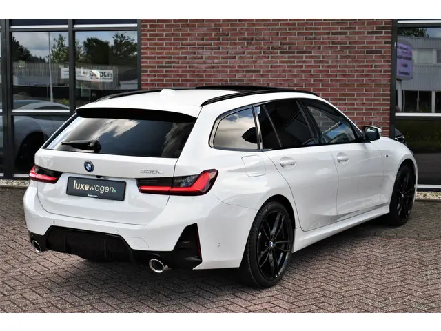BMW 3 Serie Touring 330e M-Sport 2023 Hybride Benzine 42