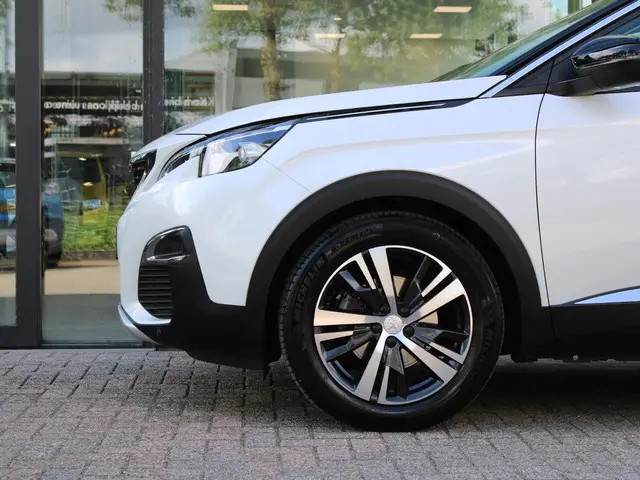 Peugeot 3008 1.2 PureTech Allure 2018 Benzine 12