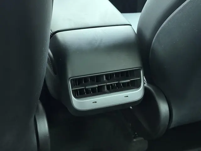 Tesla Model Y RWD 58 kWh 2023 Elektrisch 23