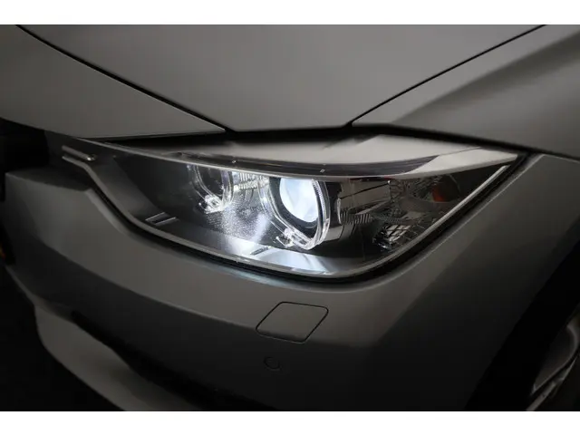 BMW 3 Serie 320i High Executive 2015 Benzine 26