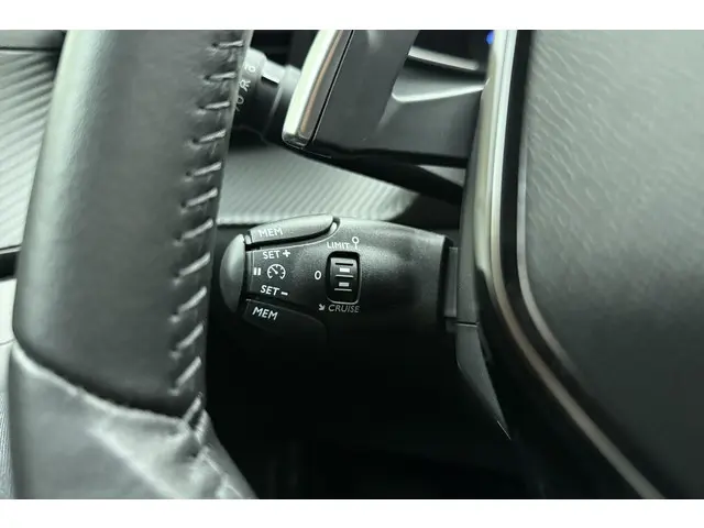 Peugeot 2008 1.2 Hybrid Allure 2025 Hybride Benzine 28