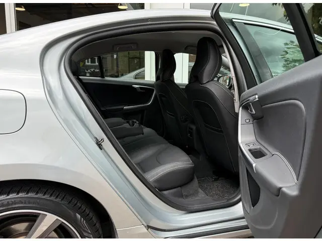 Volvo S60 1.6 T4 R-Design 2013 Benzine 24