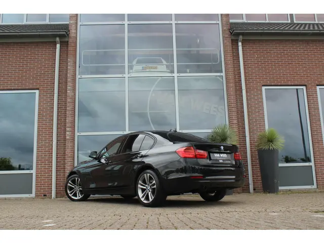 BMW 3 Serie 316i Executive 2013 Benzine 3
