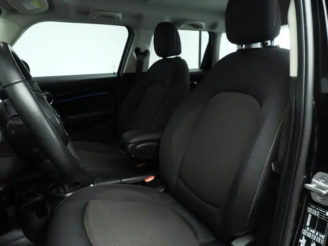 MINI 5-Deurs Cooper 2023 Benzine 7