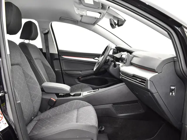 Volkswagen Golf 1.0 eTSI 110pk DSG Life 2024 Benzine 9