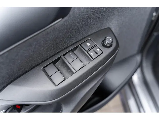 Toyota Yaris 1.5 Hybrid Dynamic 2021 Hybride Benzine 18