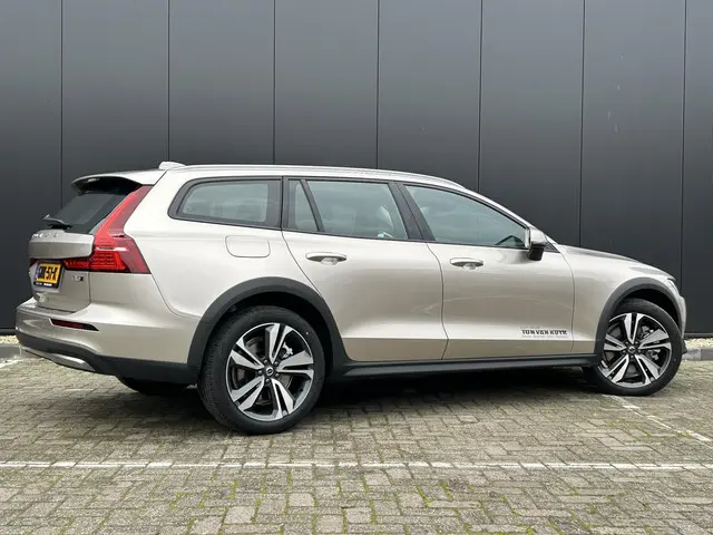 Volvo V60 Cross Country 2.0 B5 AWD Plus 2024 Benzine 2