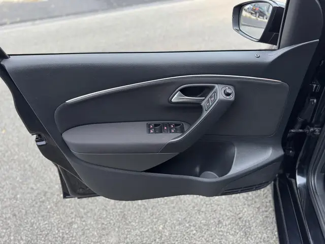 Volkswagen Polo 1.2 TSI Highline 2016 Benzine 32