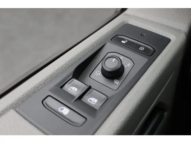 Volkswagen Transporter 2.0 TDI DSG L1H1 2022 Diesel 28