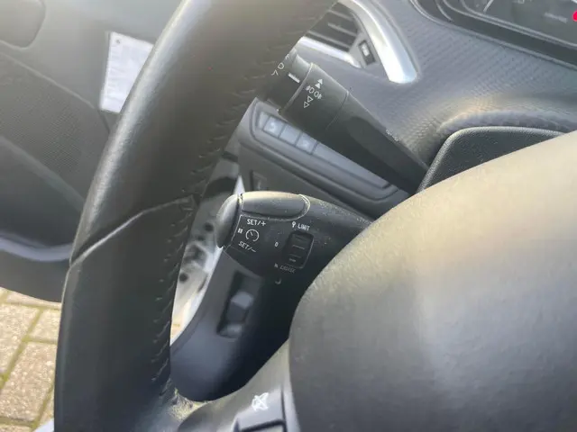Peugeot 208 1.2 PureTech Signature 2019 Benzine 6