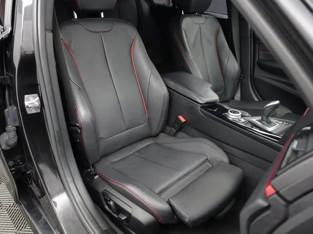 BMW 3 Serie F30 328i M Performance Aut- 2013 Benzine 31