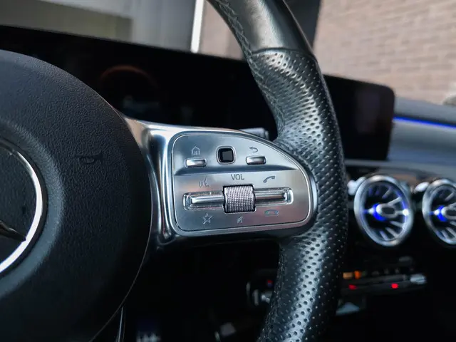 Mercedes-Benz A-Klasse 250e AMG 2020 Hybride Benzine 28