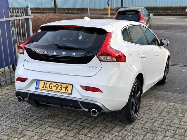 Volvo V40 2.0 T2 R-Design 2016 Benzine 4