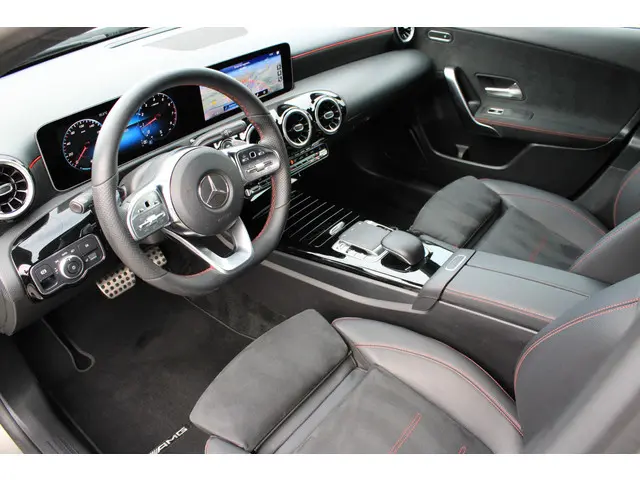Mercedes-Benz A-Klasse 180 AMG 2019 Benzine 2