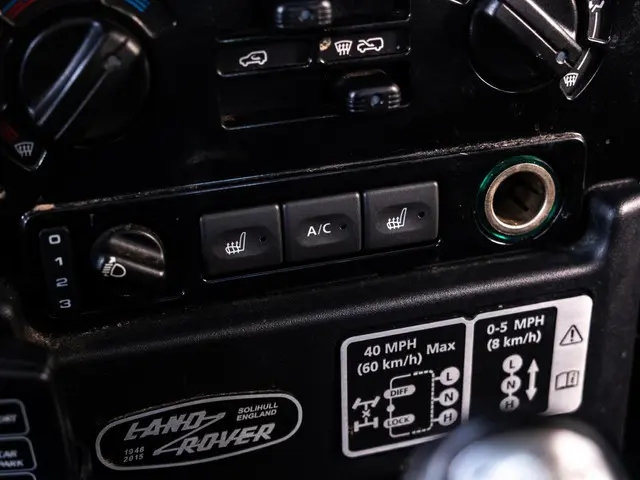 Land Rover Defender 2.2 D SW 90" XTech 2015 Diesel 41