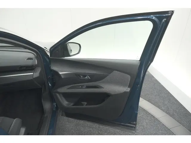 Peugeot 5008 PureTech 130 EAT8 Active Pack 2023 Benzine 71