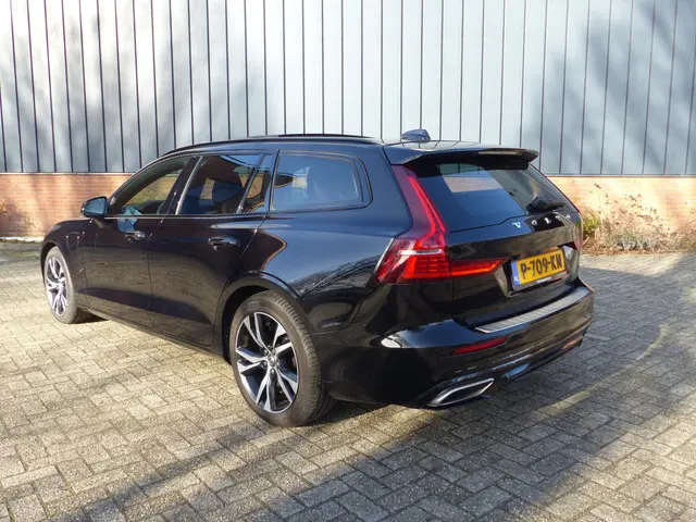 Volvo V60 T6 Recharge AWD R-Design 2022 Hybride Benzine 4
