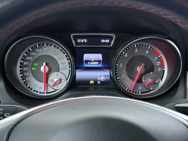 Mercedes-Benz GLA 180 AMG line 2016 Benzine 23