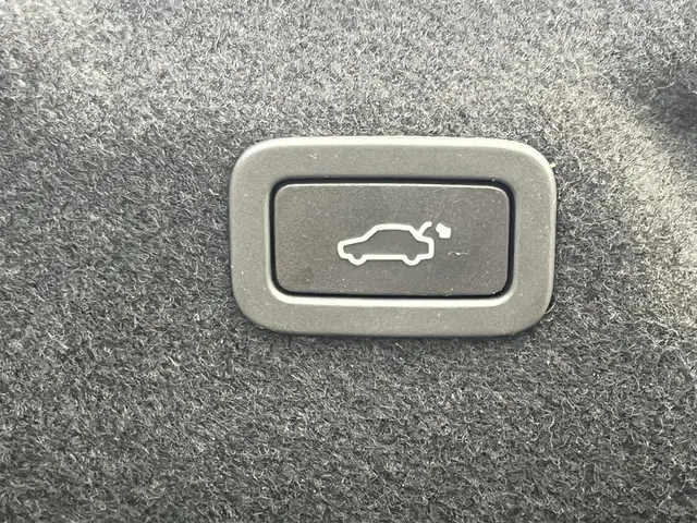 Jaguar XE 2.0 Portfolio 2015 Benzine 28