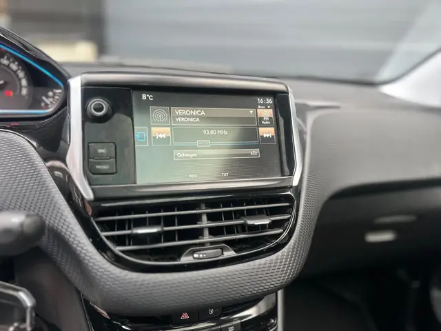 Peugeot 2008 1.2 PureTech Pano - Cruise - Navi 2014 Benzine 17