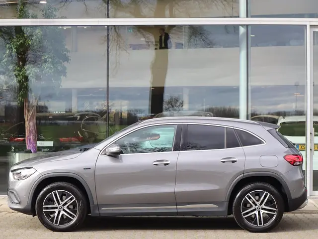 Mercedes-Benz GLA 250 e Style 2021 Hybride Benzine 4