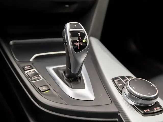 BMW 3 Serie 320i M Sport High Executive 2017 Benzine 13