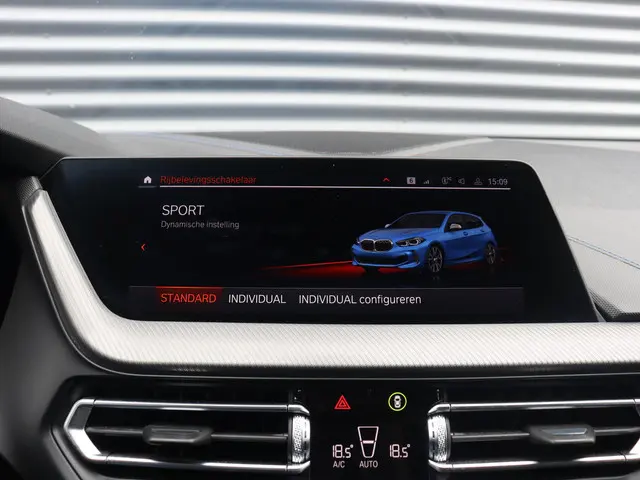 BMW 1 Serie 5-deurs M135i xDrive 2019 Benzine 25