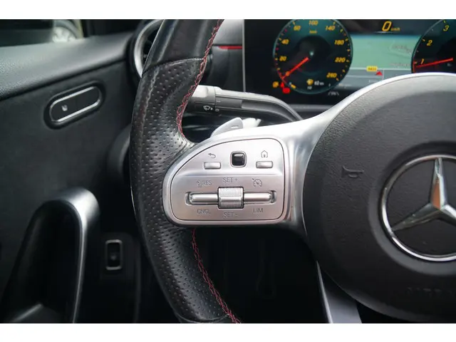 Mercedes-Benz A-Klasse 180 AMG Line 2020 Benzine 24
