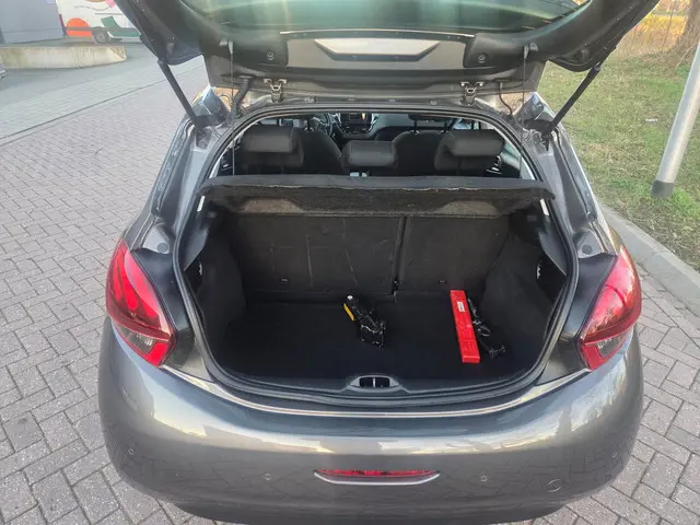 Peugeot 208 1.2 PureTech Signature Navi 2019 Benzine 12