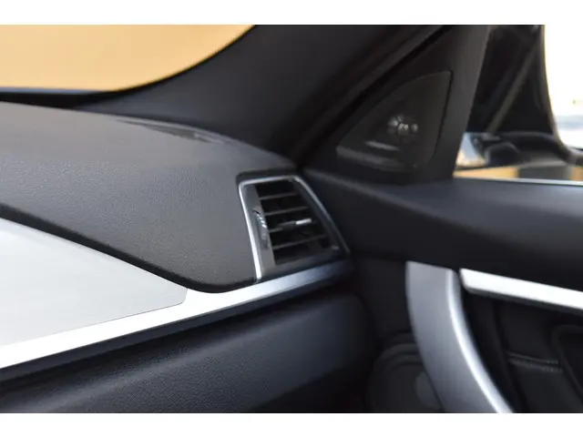 BMW 3 Serie Touring 320i High Executive 2017 Benzine 30