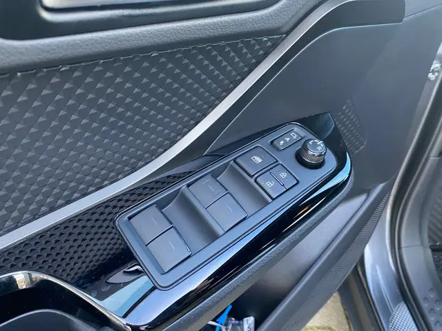 Toyota C-HR 2.0 Hybrid Dynamic 2024 Hybride Benzine 15