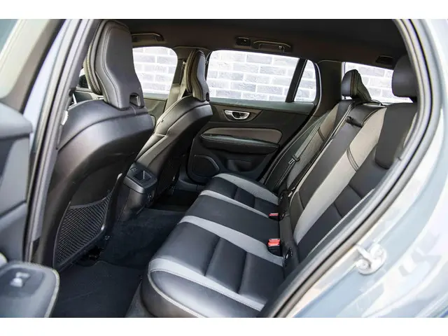 Volvo V60 2.0 B4 Plus Dark 2023 Benzine 8