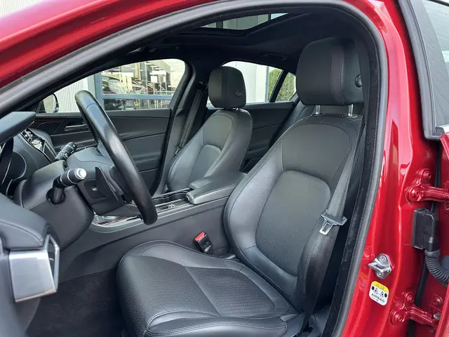 Jaguar XE 2.0 Portfolio 2015 Benzine 7