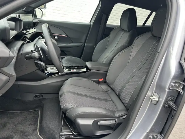 Peugeot 2008 1.2 Hybrid 145 GT 2025 Hybride Benzine 26