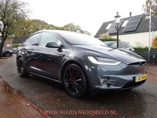 Tesla Model X 3