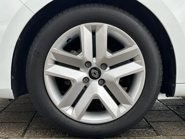 Renault Clio TCe 90 Evolution 2024 Benzine 32