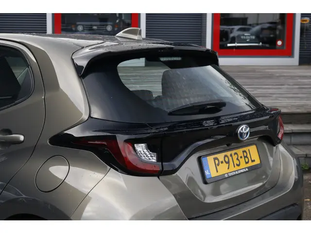 Toyota Yaris 1.5 Hybrid Active 2022 Hybride Benzine 8