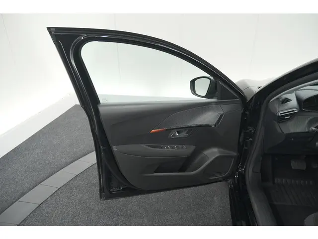 Peugeot 208 PureTech 100 EAT8 Active Pack 2023 Benzine 64