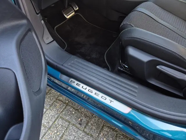 Peugeot 2008 1.2 Hybrid 145 GT 2025 Hybride Benzine 44