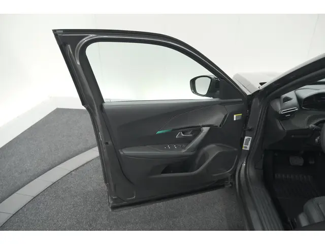 Peugeot 2008 PureTech 130 EAT8 Allure 2023 Benzine 71