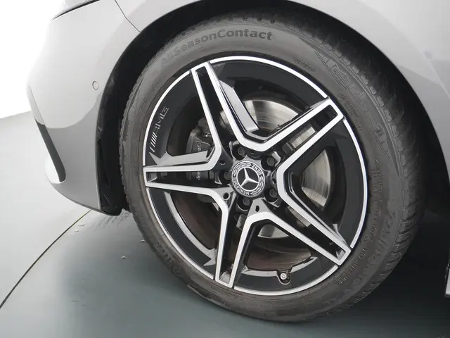 Mercedes-Benz A-Klasse 200 AMG Line 2023 Benzine 12