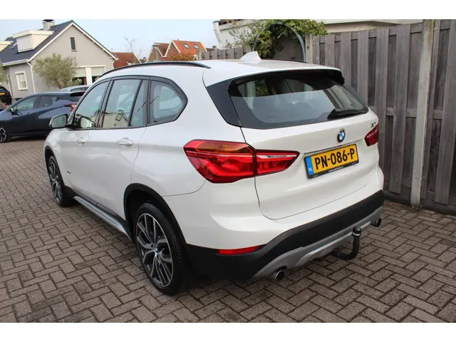 BMW X1 sDrive20i 260pk High Executive Pano 2017 Benzine 4