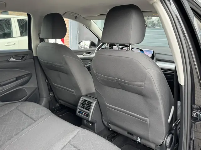 Volkswagen Golf 1.0 TSI LIFE 2023 Benzine 11