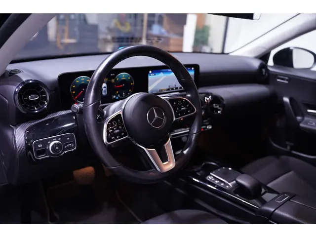 Mercedes-Benz A-Klasse 180d Design 2021 Diesel 24