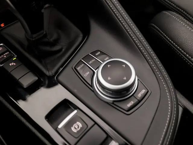 BMW X1 sDrive18i High Executive 2021 Benzine 27