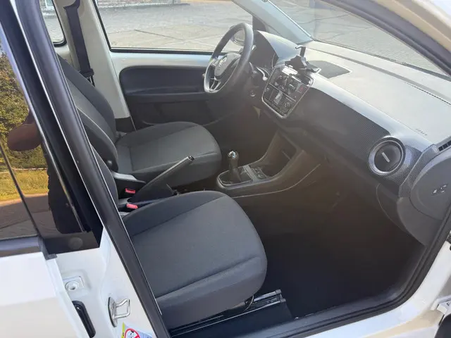 Volkswagen up! 1.0 BMT move up! 2017 Benzine 15